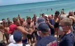 Segundo o tabloide Daily Mail, membros da equipe de resgate local tentaram de tudo para desgrudar o pequeno tubarão-lixa (Ginglymostoma cirratum) do homem