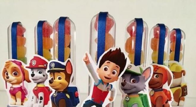 Tubetes com doces para a festa patrulha canina