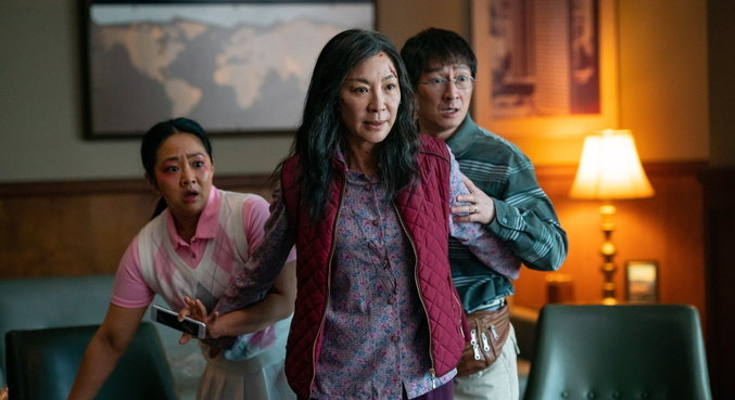 Stephanie Hsu, Michelle Yeoh e Ke Huy Quan em cena do filme
