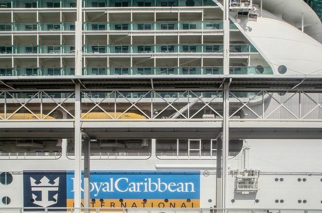 “Tudo foi feito no prazo previsto no cronograma, apesar de sua partida ter sido adiada devido às condições do vento”, comunicou a Royal Caribbean.