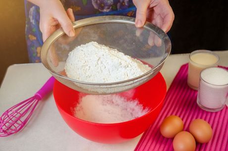 Peneira e batedor: utensílios básicos de cozinha