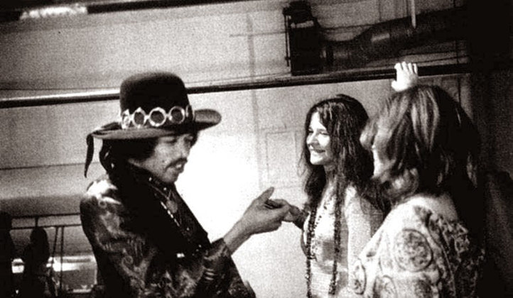 Tudo isso acontecia com Janis no topo da parada de sucesso. Janis já era uma estrela, como Jimi Hendrix (com ela na foto). Depois de um curto período em que David voltou a viver com Janis, ela o traiu com uma mulher e ele foi embora de novo. 