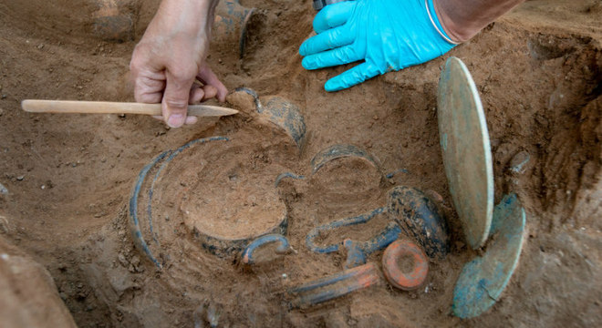 Arqueólogos encontraram a cripta, que foi esculpida na rocha no século 4 a.C. 