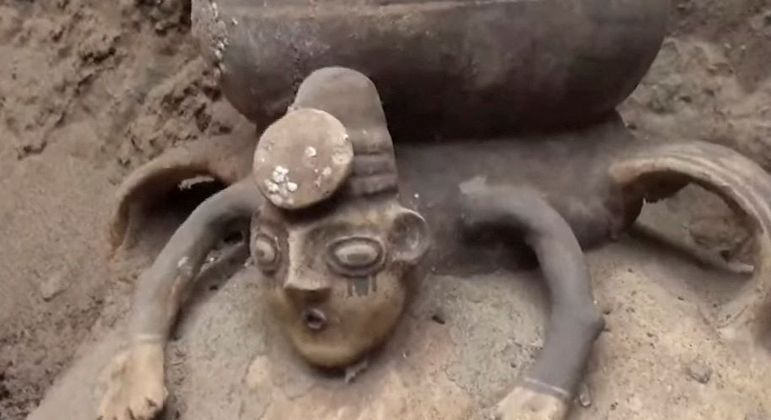 Objeto encontrado na tumba que foi descoberta por arqueólogos peruanos