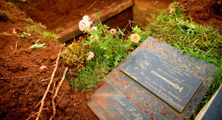 Túmulo onde Carmem Costa foi sepultada, em Goiânia, é o mesmo onde está Leandro, que morreu em 1998