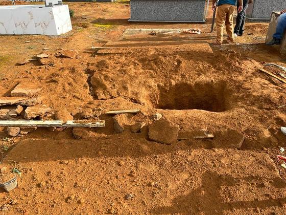 De acordo com a Record TV, funcionários do cemitério perceberam que o túmulo fora violado e ligaram para a polícia. No local, os agentes constataram que algumas partes dos restos mortais do assassino tinham desaparecido