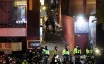 As comemorações ocorriam no bairro de Itaewon, conhecido pelas celebrações de 'dia das bruxas', onde milhares de pessoas se aglomeraram em ruas estreitas, segundo as autoridades