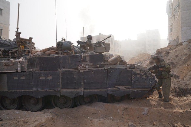 O ministro da Defesa de Israel, Yoav Gallant, afirmou nesta segunda-feira (13) que o Hamas havia perdido o controle de Gaza e que seus membros estavam, também, fugindo para o sul