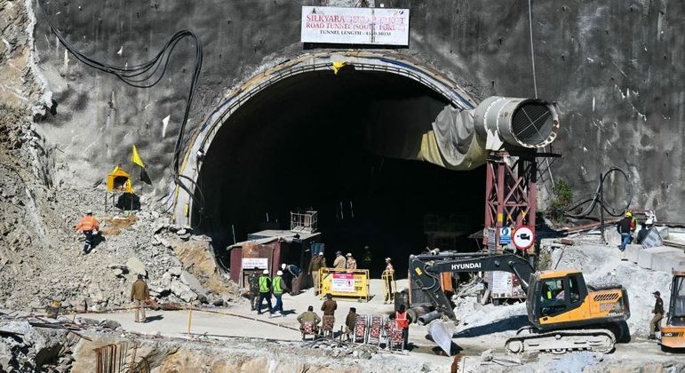 Entrada do túnel que desabou na Índia