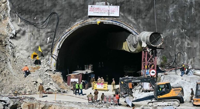 Equipes de resgate na entrada do túnel que desabou e prendeu dezenas de trabalhadores