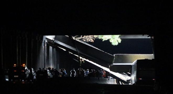 Túnel que desabou no Rio é reaberto parcialmente neste domingo