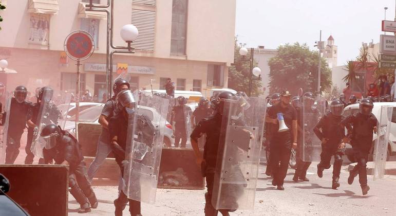 Tunísia teve domingo de protestos contra o governo