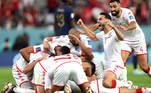 Jogadores da Tunísia comemoram o gol que abriu o placar no jogo com a França