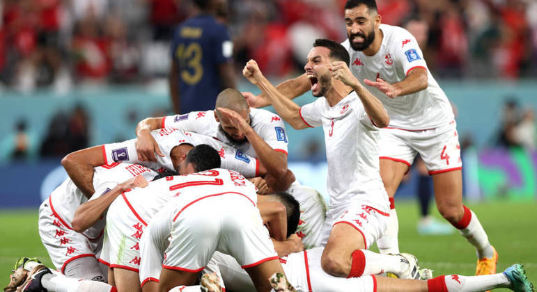 Jogadores da Tunísia comemoram o gol que abriu o placar no jogo com a França