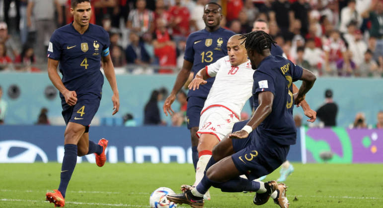 Wahbi Khazri toca para marcar o primeiro gol da Tunísia na partida