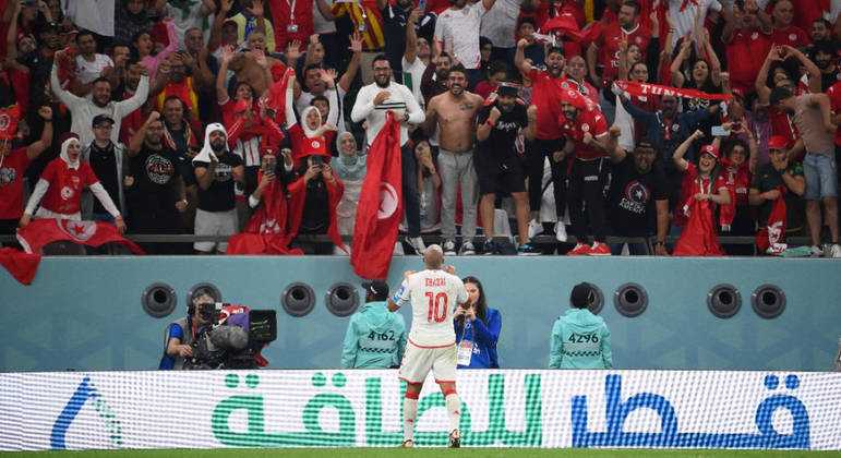 Khazri comemora com a torcida o gol que pôs a Tunísia à frente no placar