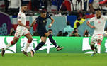 Mbappé entra no segundo tempo e tenta jogada de ataque para a França