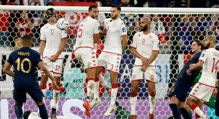 Mbappé cobra falta e leva perigo ao gol da Tunísia