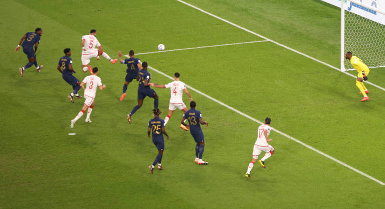 Nader Ghandri desvia para dentro da rede, mas o gol da Tunísia é anulado por impedimento