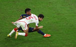 O francês Kingsley Coman puxa o calção do tunisiano Mohamed Ali Ben Romdhane na disputa de bola