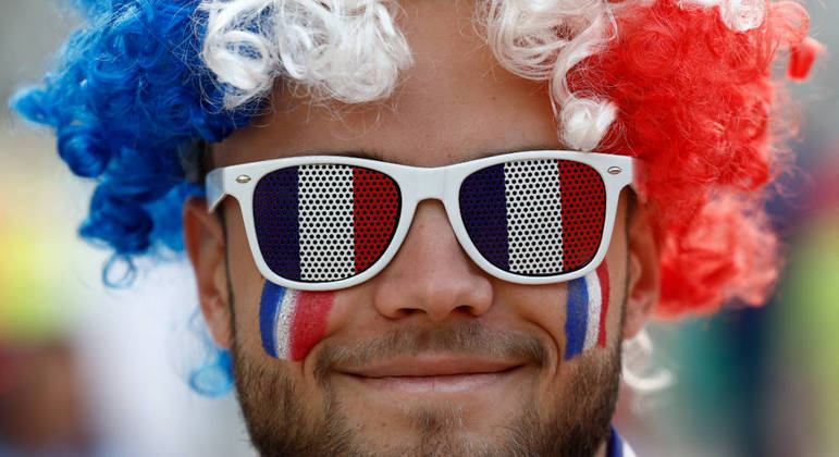 Peruca, óculos e pintura no rosto: torcedor está pronto para ver a França contra a Tunísia
