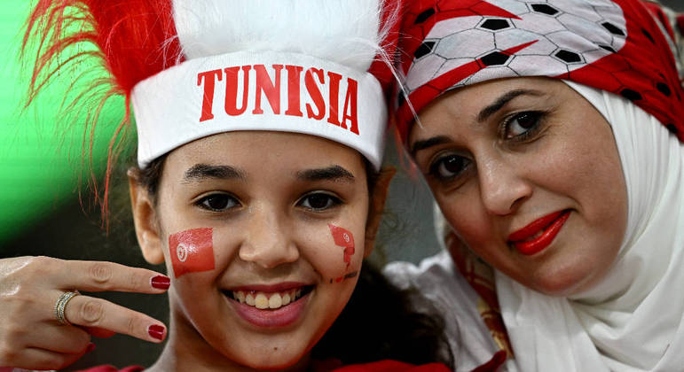 Torcedoras da Tunísia marcam presença no estádio para acompanhar o duelo da seleção africana diante da França