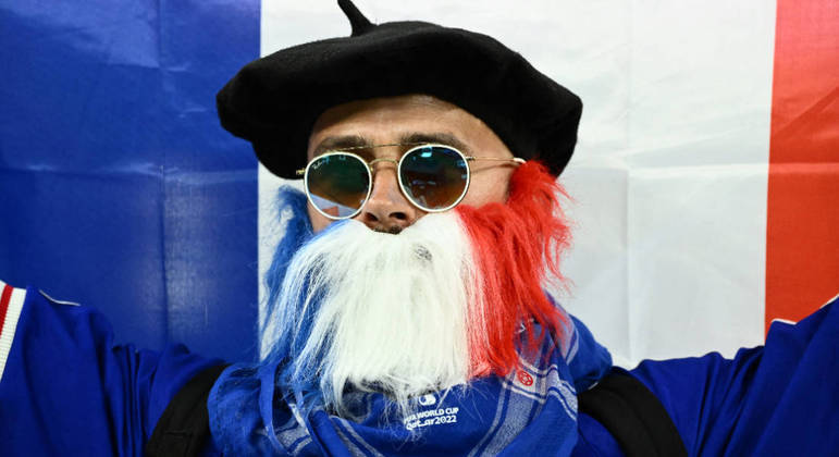 Torcedor da França caprichou bastante na barba para ver mais uma exibição da equipe no Mundial