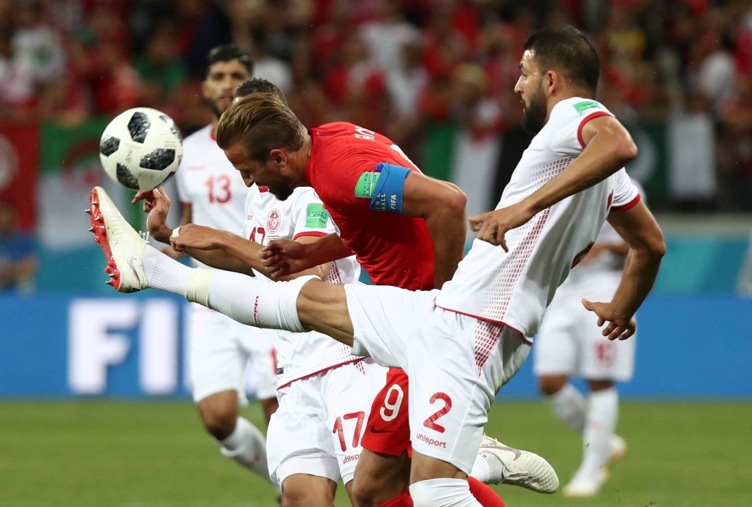 Inglaterra sofre, mas vence Tunísia por 2 a 1 na estreia da