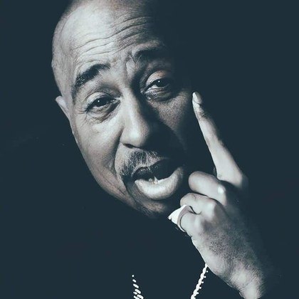 Para fechar a lista, Tupac foi um rapper, ator e compositor. Ele é considerado por muitas pessoas como um dos melhores e mais importantes rappers de todos os tempos. Ele foi assassinado em 13 de setembro de 1996