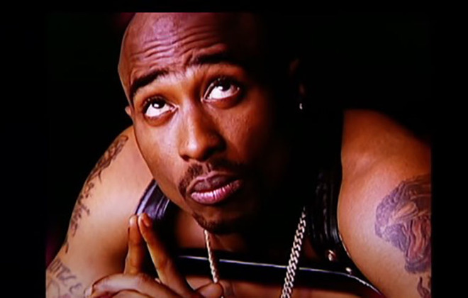 Tupac Shakur - O rapper de 25 anos foi morto a tiros dentro do carro, no trânsito, depois de uma briga, em 7/9/1996, em Las Vegas. Ele também era DJ e tocava piano. Teve nove anos de carreira. 