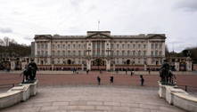 Palácio de Buckingham cancela troca da guarda após notícia sobre a saúde da rainha 