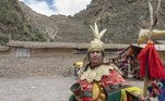 'Olha, não tem nada, está vazio', diz Juan Pablo Huanacchini Mamani, o 'Inca', que atende turistas vestido com um traje tradicional de tecidos coloridos, sandálias e enfeites dourados que brilham ao sol