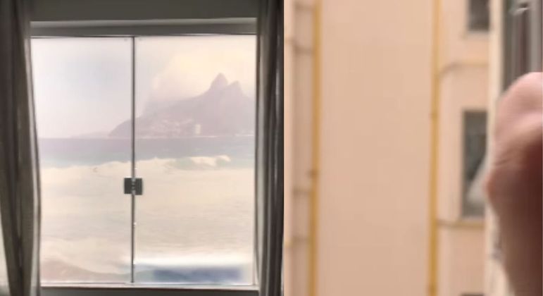 Modelo e os amigos não perceberam que tinha uma adesivo com vista para a praia na janela
