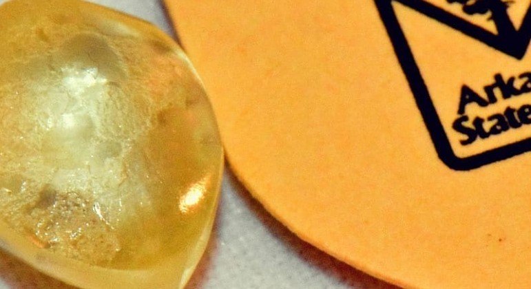 Diamante amarelo encontrado pela turista no parque pesa quatro quilates