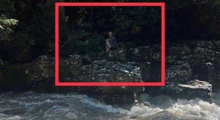 Turista ilhado antes de resgate na Cachoeira Raizama, em Alto Paraíso (GO)