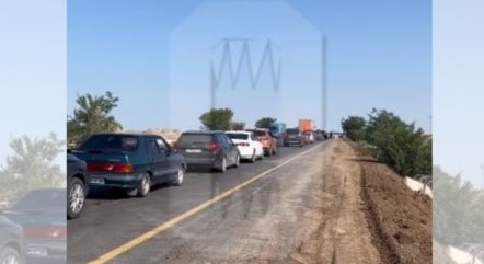Turistas fazem fila para deixar a região da Crimeia após ponte ser atingida por ataque
