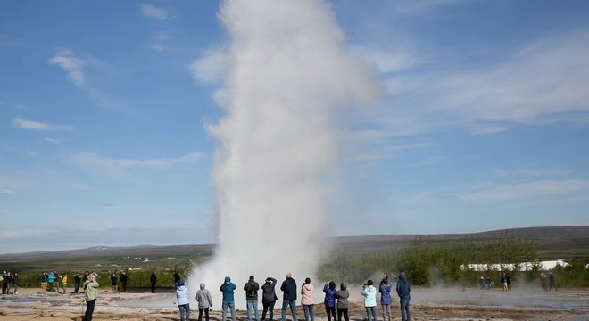 Os visitantes da Islândia são atraídos por suas fontes termais e gêiseres - nascentes termais que entra em erupção periodicamente