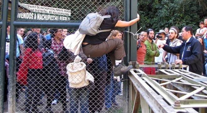 É assim que você imagina a chegada a Machu Picchu, no Peru? O local recebe tantos turistas que as entradas tiveram que ser limitadas a 2,5 mil por dia