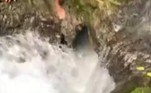 Segundo o tabloide britânico Daily Mail, o tobogã natural cravado nas rochas levou Frederic Esnault e Tshawe Bagwa até um cenote, uma espécie de poço natural subterrâneo
