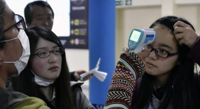 Turistas no aeroporto de La Paz, na Bolívia, passam por testes para detectar coronavírus