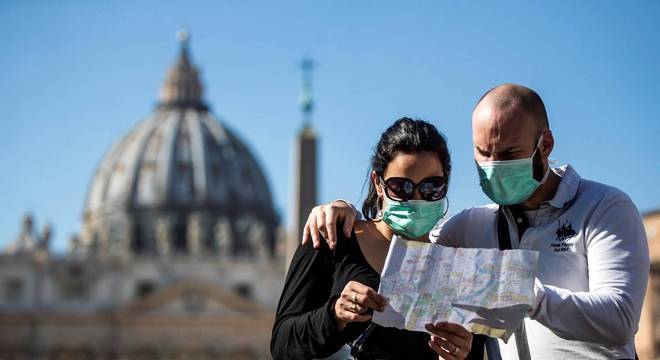 Turistas usam máscara contra coronavírus na Itália 