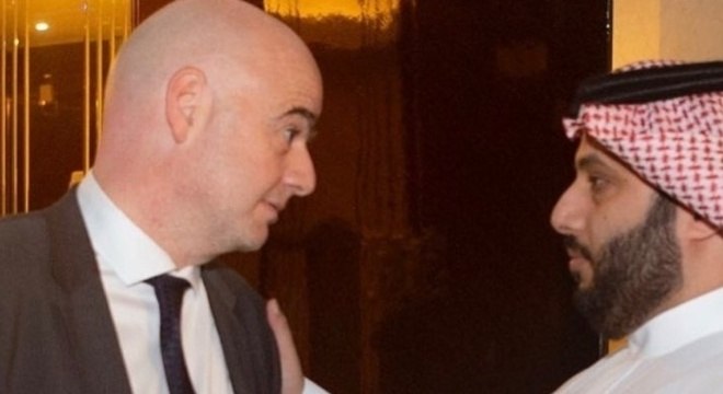 O bilionário Turki Al-Sheikh com o presidente da Fifa, Gianni Infantino