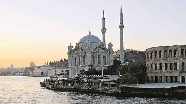 Turquia- O país recebe 50 milhões de visitantes. Destaque para a região da Anatólia Central, onde fica a capital Ancara, e a cidade de Istambul (foto), famosa por pertencer a dois continentes (Europa e Ásia) e por abrigar a deslumbrante Mesquita Azul. 