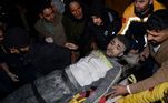 Homem é resgatado em Diyabakir, na Turquia, na madrugada desta segunda-feira (6)