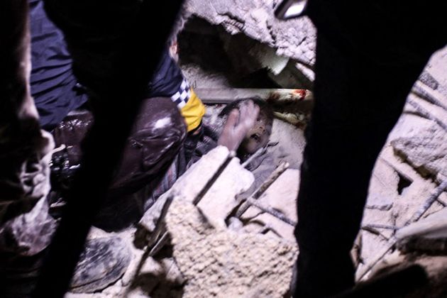 Menino é encontrado com vida em meio a escombros de prédio que caiu em Aleppo, na SíriaVeja também: Mesmo com mais de 2.000 mortos, terremoto que atingiu Turquia e Síria está longe de ser o mais letal