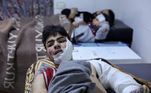 Rapaz ferido passa por tratamento em hospital na Síria