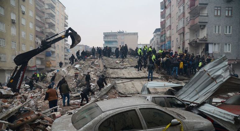 Equipes de buscas trabalham para localizar vítimas sob os escombros após terremoto
