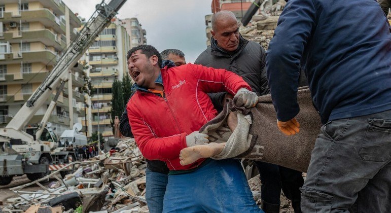 Civis e autoridades tentam resgatar pessoas presas nos escombros de prédios