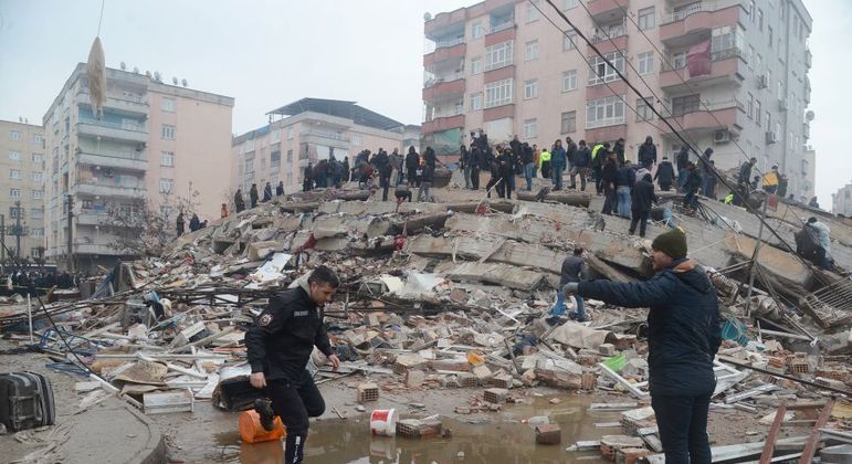 Equipes de regate trabalham para resgatar pessoas sob os escombros em Diyarbakir (Turquia)