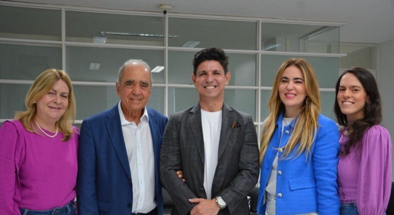 Da esquerda para direita, temos: Paula Gentil, Diretora Geral da TV Correio, o empresário Roberto Cavalcanti, André Dias, Superintendente de Rede da Record TV, Beatriz Ribeiro, Diretora Executiva do Sistema Correio e Maria Beatriz Ribeiro, Coordenadora de Rede Sociais da emissora.
